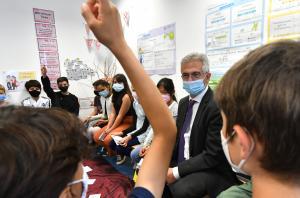 Oberbuergermeister Peter Feldmann beim Besuch der Grundschule Europaviertel Foto Rueffer