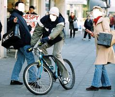 Radfahrer gefahrdet Fußganger auf Gehweg.jpg