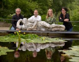 Vlnr Andreas Koenig Kuenstler Achim Rippberger Jasmin Schuelke und Patricia Germandi vor einem Edenmensch im Botanischen Garten Copyright Stadt Frankfurt Foto Bernd Kammerer