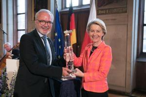 EU-Kommissionschefin Von der Leyen überreicht EIB-Präsident Hoyer den Preis