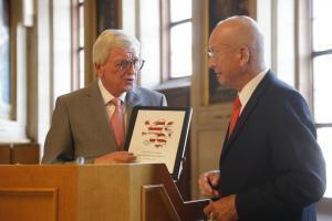 Ministerpraesident Volker Bouffier ueberreicht Richard Klaembt die Urkunde Copyright Stadt Frankfurt Foto Maik Reuss