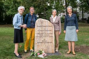 vl Ilse Friederike Werner Petra Thomsen Antje Arold Hahn Initiatorin des Gedenksteins Ina Hartwig Foto Holger Menzel