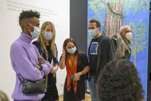 Besucher innen in der Ausstellung healing. Leben im Gleichgewicht Weltkulturen Museum 2022. Foto Wolfgang Gunzel 18