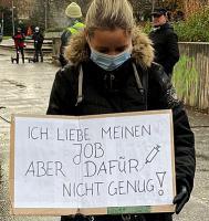 Plakat einer Impfgegnerin 1