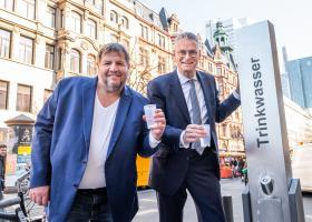 Bernd Reisig und Constantin H. Alsheimer weihen einen Trinkbrunnen in der Kaiserstraße ein Copyright Stadt Frankfurt am Main Foto Andreas Varnhorn