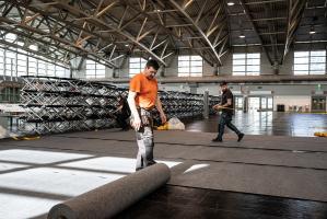 Das Erstversorungszentrum in Halle 1 wird eingerichtet Copyright Stadt Frankfurt am Main Foto Ben Kilb