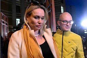 Marina Owsjannikowa mit Begleiter nach der ersten Gerichtsverhandlung