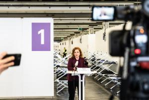 Sozialdezernentin Voitl spricht bei der PK in Messehalle 1 1 Copyright Stadt Frankfurt am Main Foto Ben Kilb