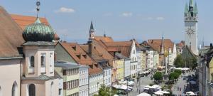 theresienplatz in der straubinger altstadt c www.foto bernhard.de hotel asam