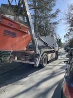 LKW blockiert eine private Hauszufahrt