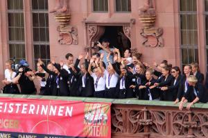 3DFB Frauen Nationalmannschaft bei der Feier auf dem Roemerbalkon 1 Copyright Stadt Frankfurt am Main Foto Stefan Maurer