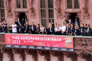 4DFB Frauen Nationalmannschaft bei der Feier auf dem Roemerbalkon 2 Copyright Stadt Frankfurt am Main Foto Stefan Maurer