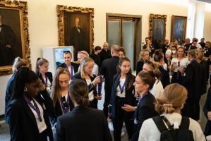 Die DFB Frauen Nationalmannschaft im Foyer des Roemers Copyright Stadt Frankfurt am Main Foto Ben Kilb1