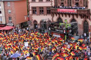 Fahnenmeer auf dem Roemerberg und die DFB Frauen auf dem Rathausbalkon Copyright Stadt Frankfurt Foto Stefan Maurer