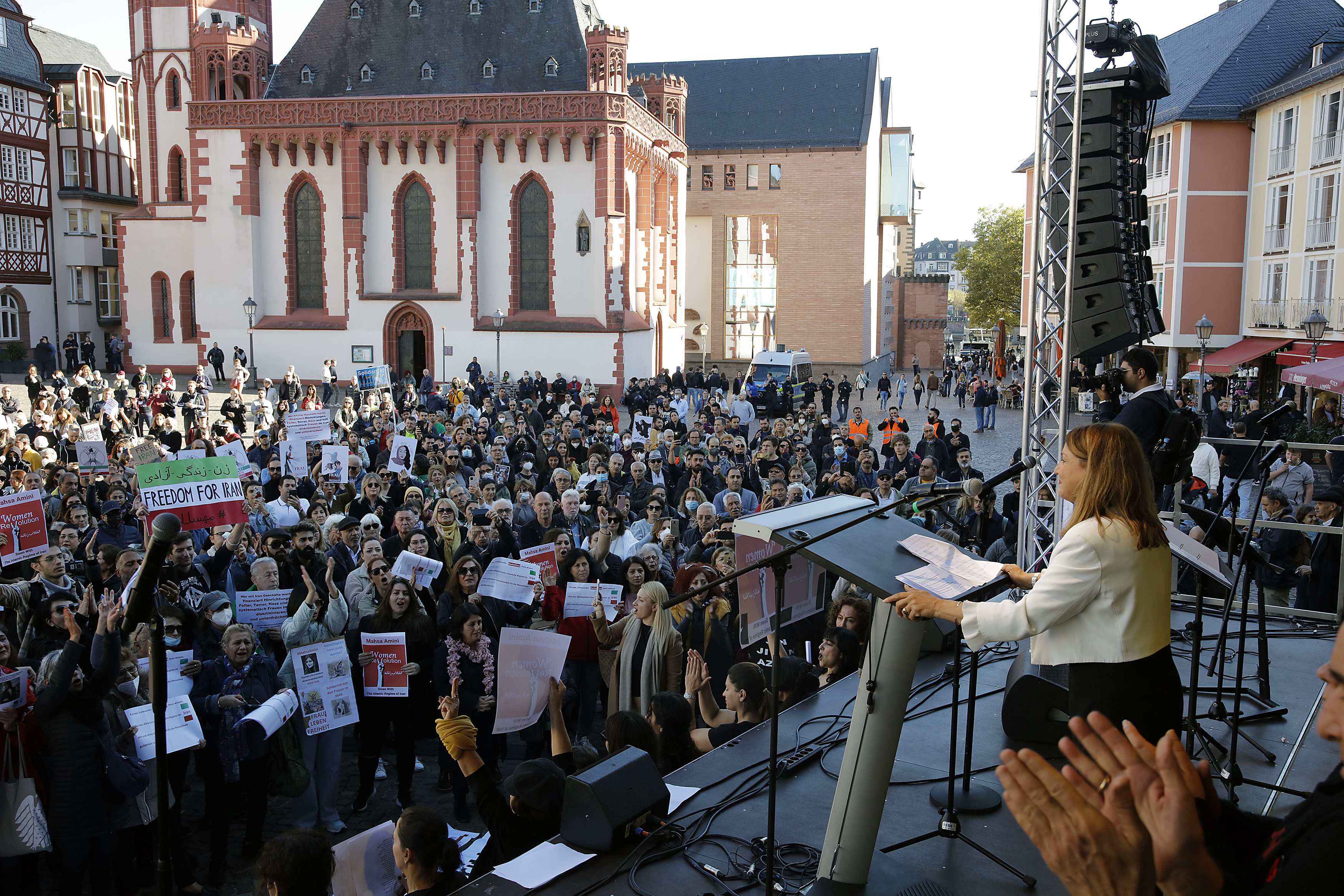 Buergermeisterin Nargess Eskandari Gruenberg Kundgebung Roemerberg 1 Copyright Stadt Frankfurt am Main Bernd Georg