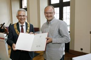 Oberbuergermeister Feldmann und Preistraeger Maximilian Pichl mit der Urkunde Copyright Stadt Frankfurt am Main Foto Bernd Georg