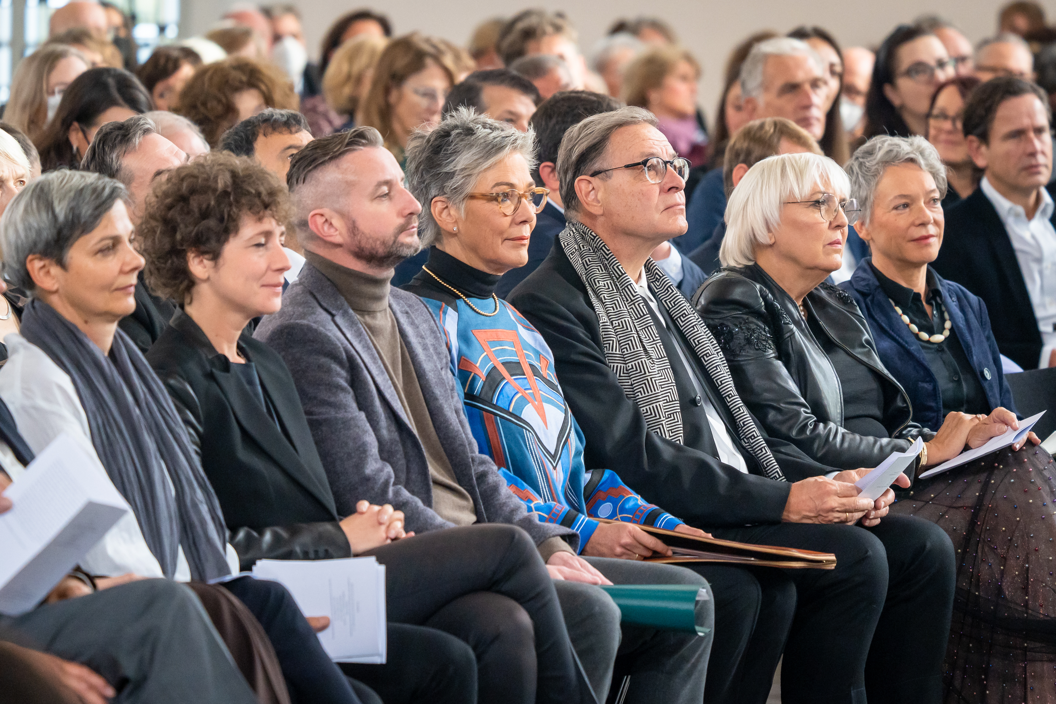 vlnr Dpris Ploeschberger Sasha Marianna Salzmann Serhij Zhadan Karin und Bertram Schmidt Friderichs Claudia Roth Ina Hartwig Copyright Stadt Frankfurt am Main Foto Holger Menzel