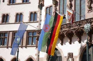 Die Roma Flagge weht am Roemer Copyright Stadt Frankfurt am Main Foto Bernd Georg