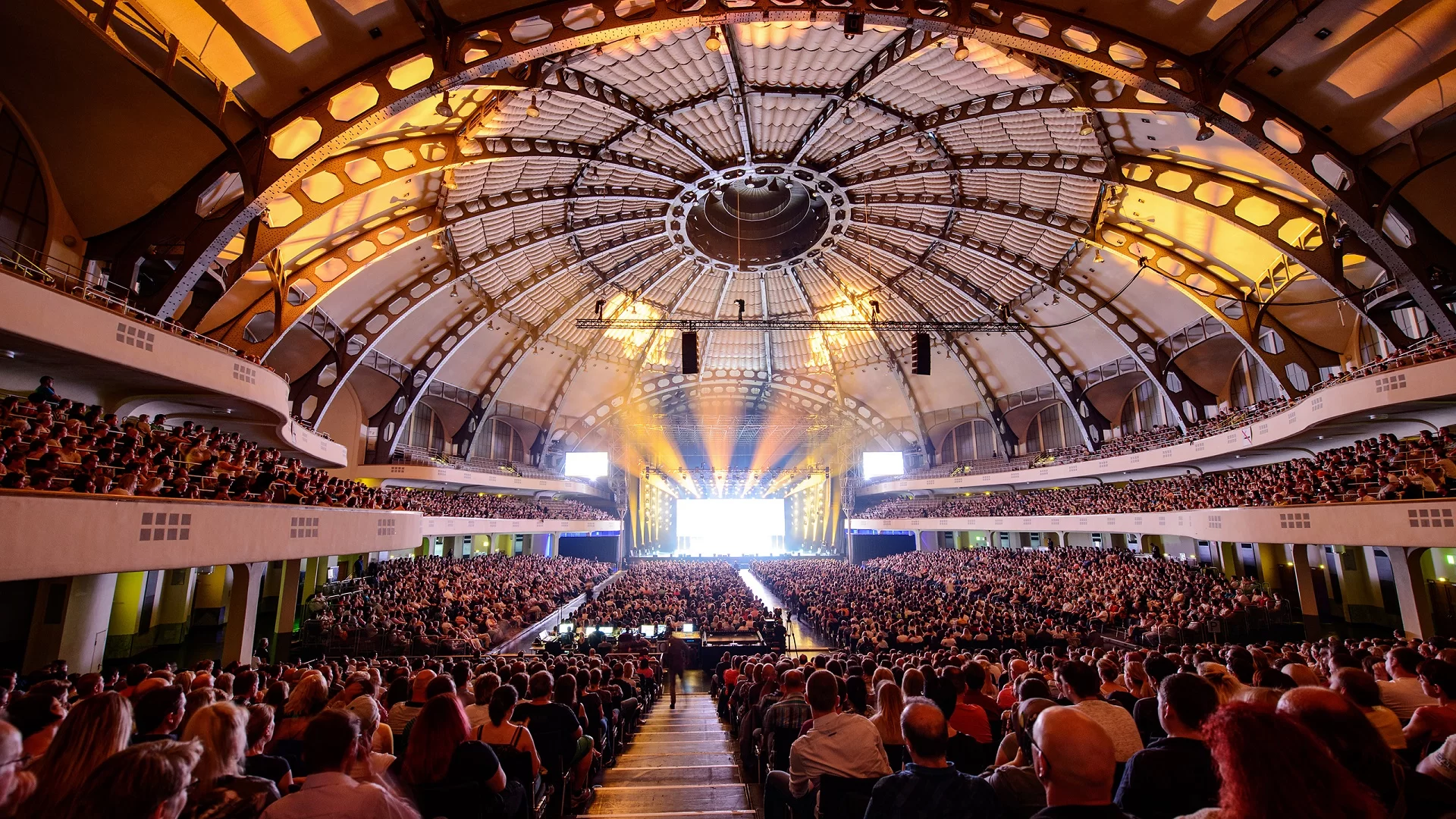 Festhalle Innenraum Henssler.webp.2560
