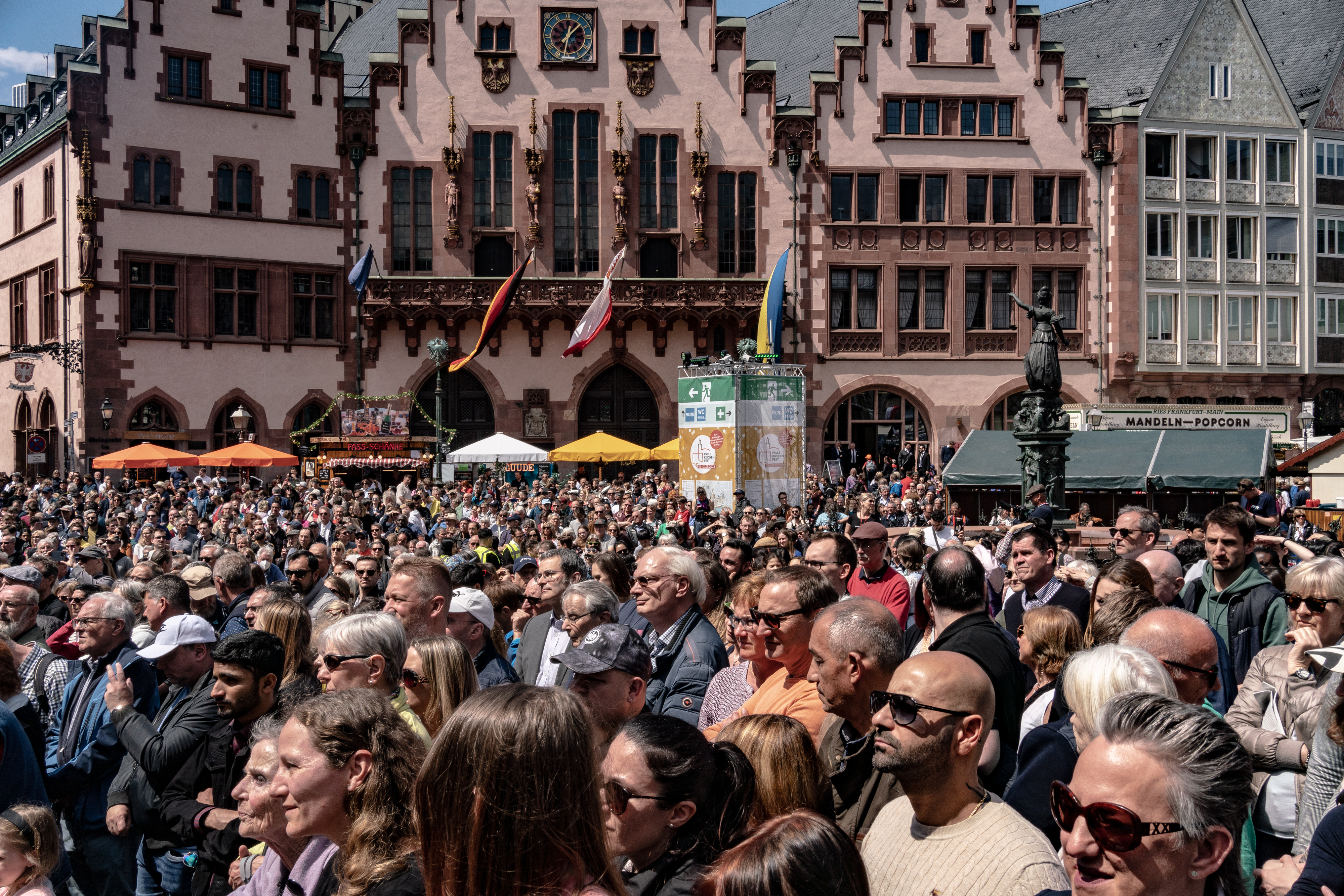 Publikum auf dem Roemerberg Copyright Stadt Frankfurt am Main Foto Ben Kilb