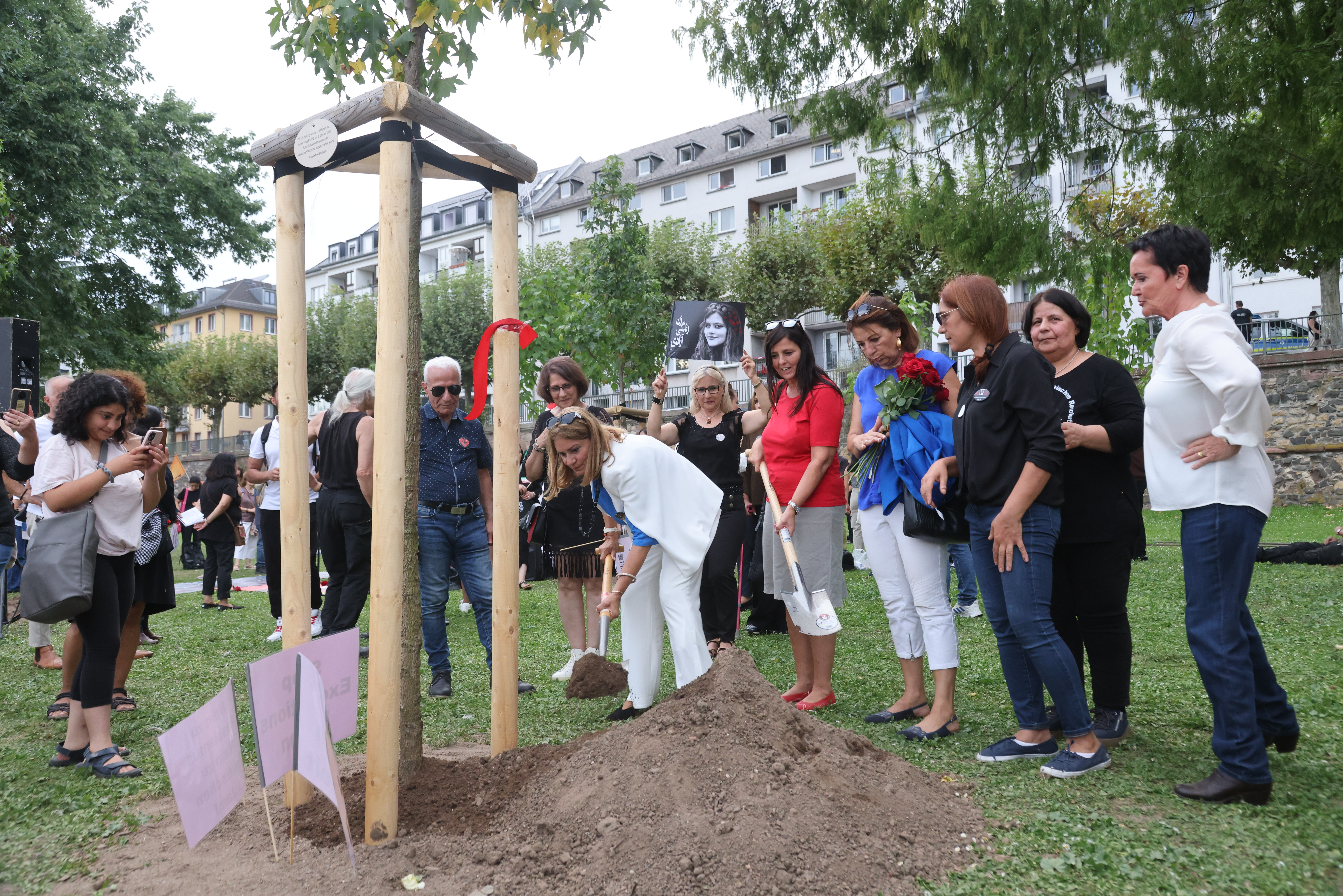 Buergermeisterin Eskandari Gruenberg bei der Pflanzung der Baeume Copyright Stadt Frankfurt am Main Foto Maik Reuss