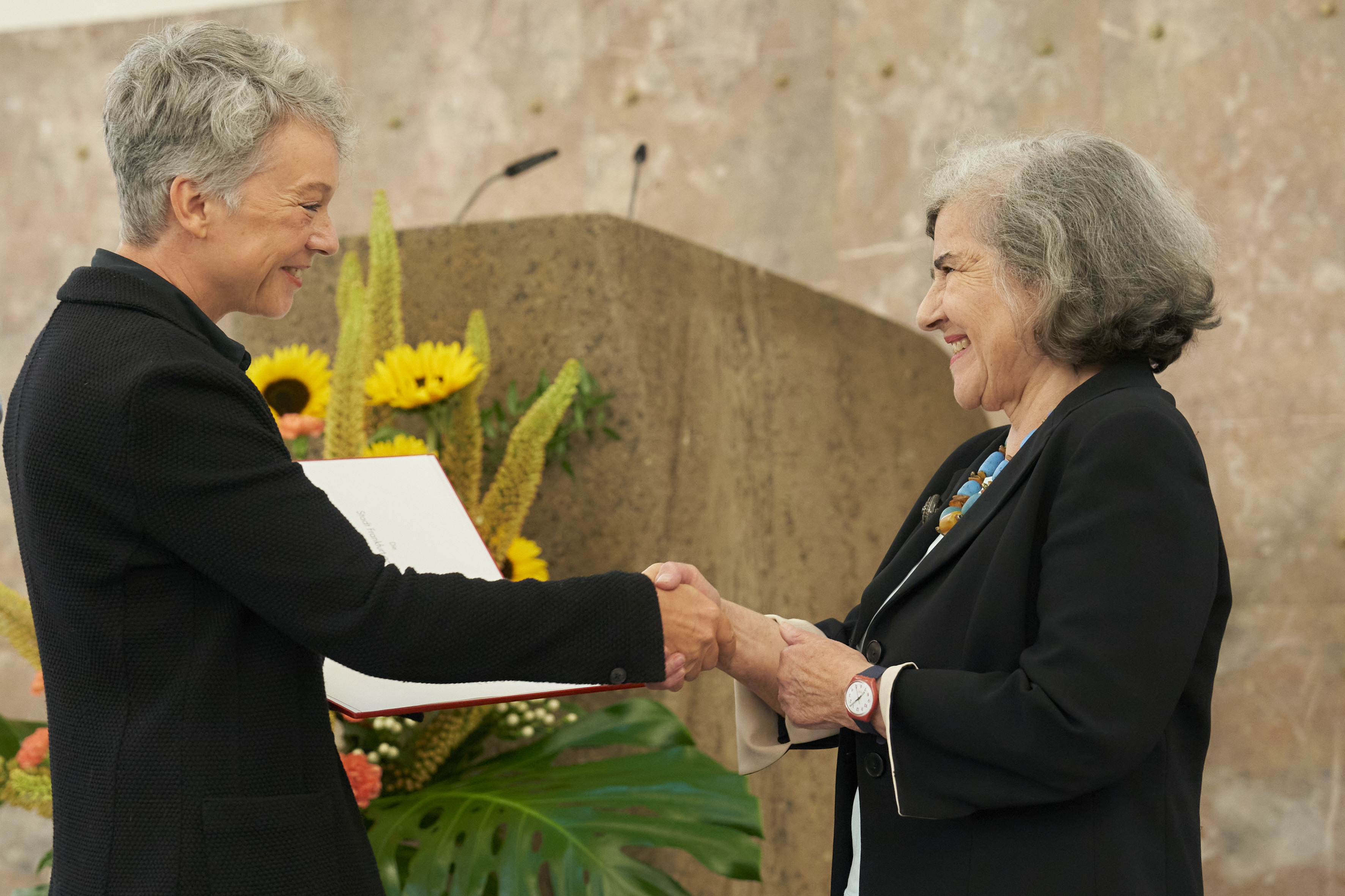 Kulturdezernentin Ina Hartwig ueberreicht die Urkunde an Barbara Honigmann Copyright Stadt Frankfurt am Main Foto Alexander Paul Englert