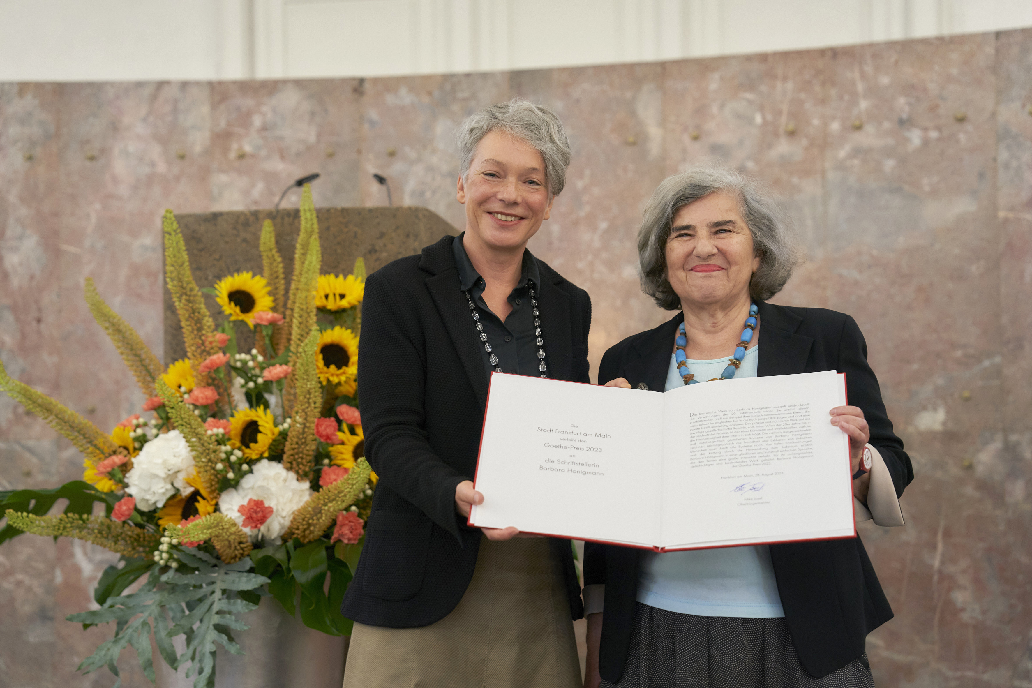 Kulturdezernentin Ina Hartwig und Goethepreistraegerin Barbara Honigmann mit der Urkunde Copyright Stadt Frankfurt am Main Foto Alexander Paul Englert