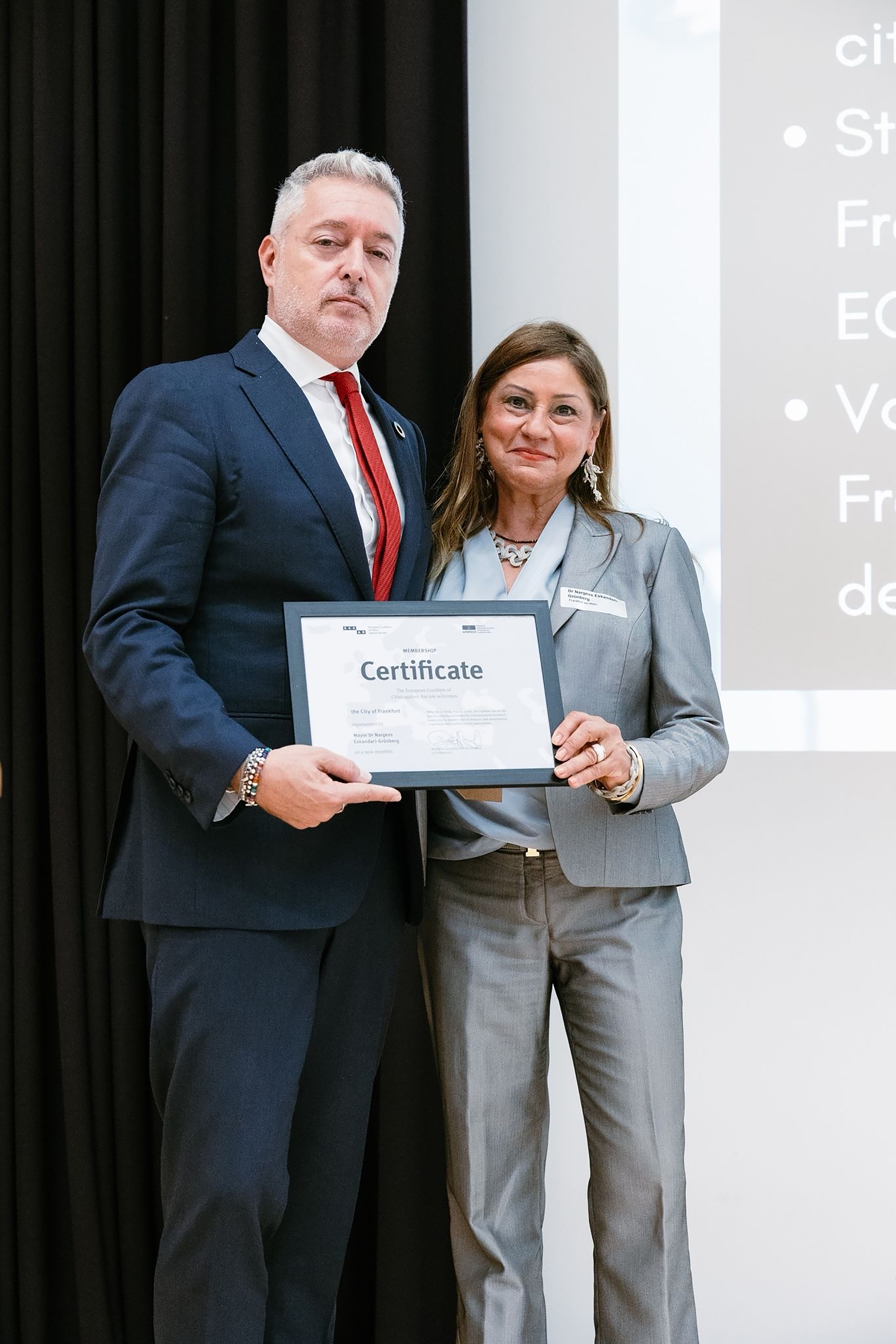 Übergabe des Zertifikats Eskandari Grünberg Zacchiroli Copyright Privat 1