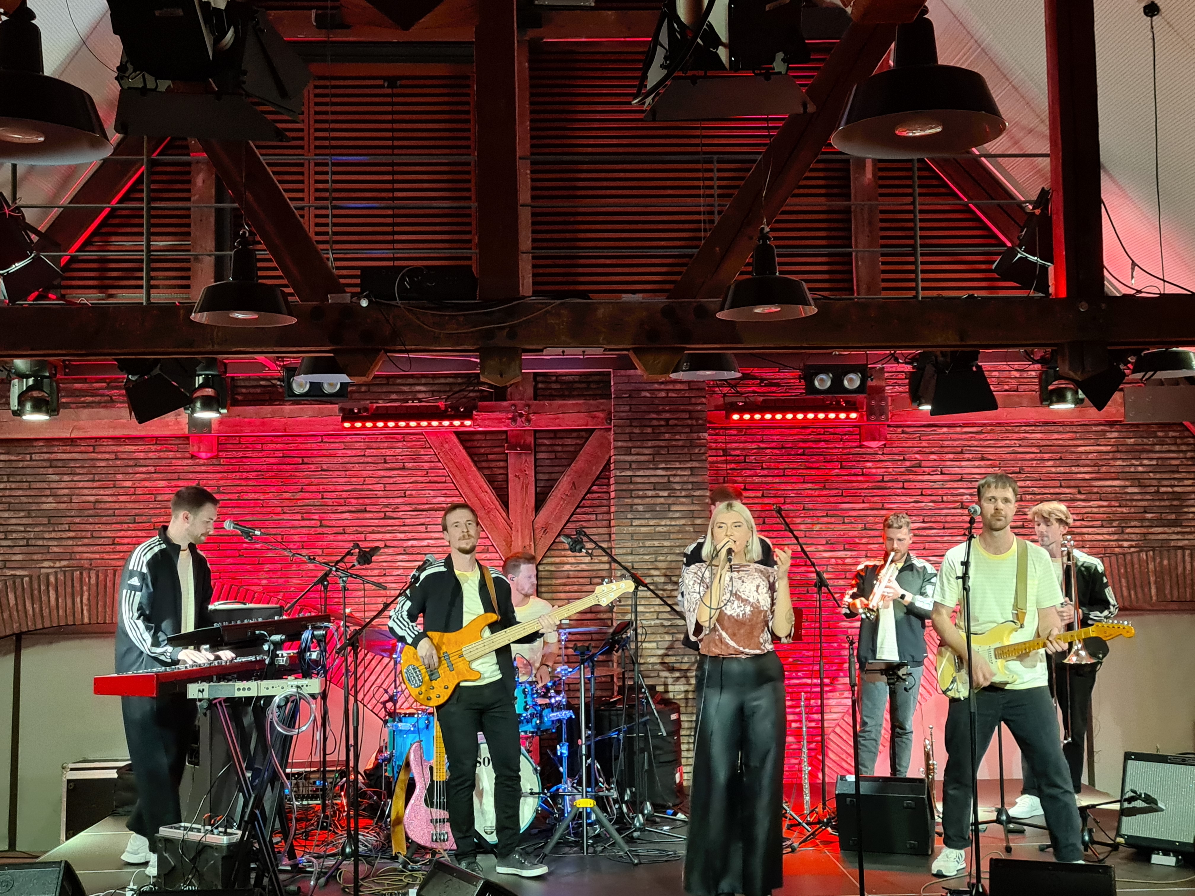 Sängerin Leonora performte kraftvoll und inspirierend. Foto B. Altherr