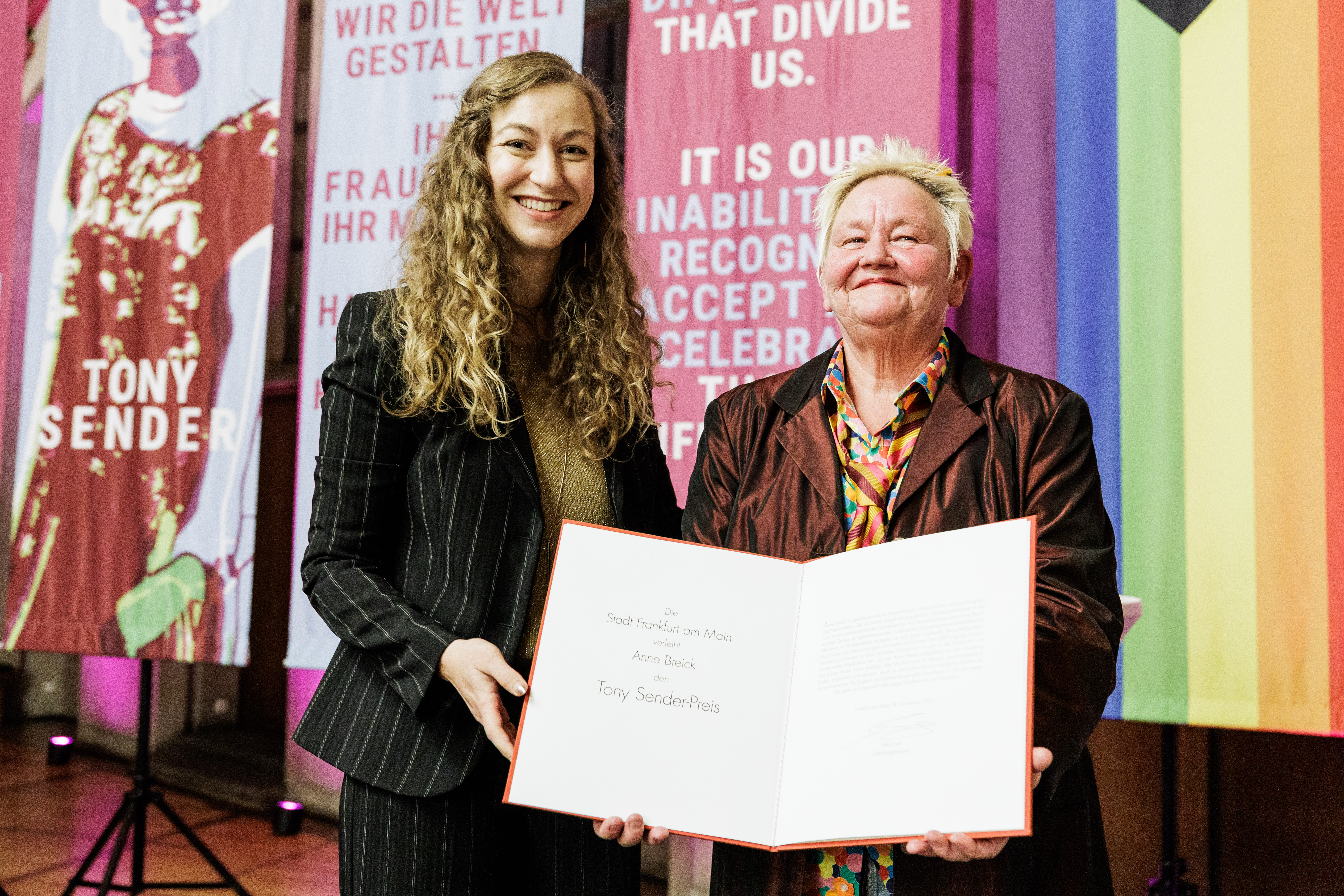 Stadtraetin Tina Zapf Rodriguez ueberreicht Anne Breick die Ehrenurkunde Copyright Stefanie Koesling