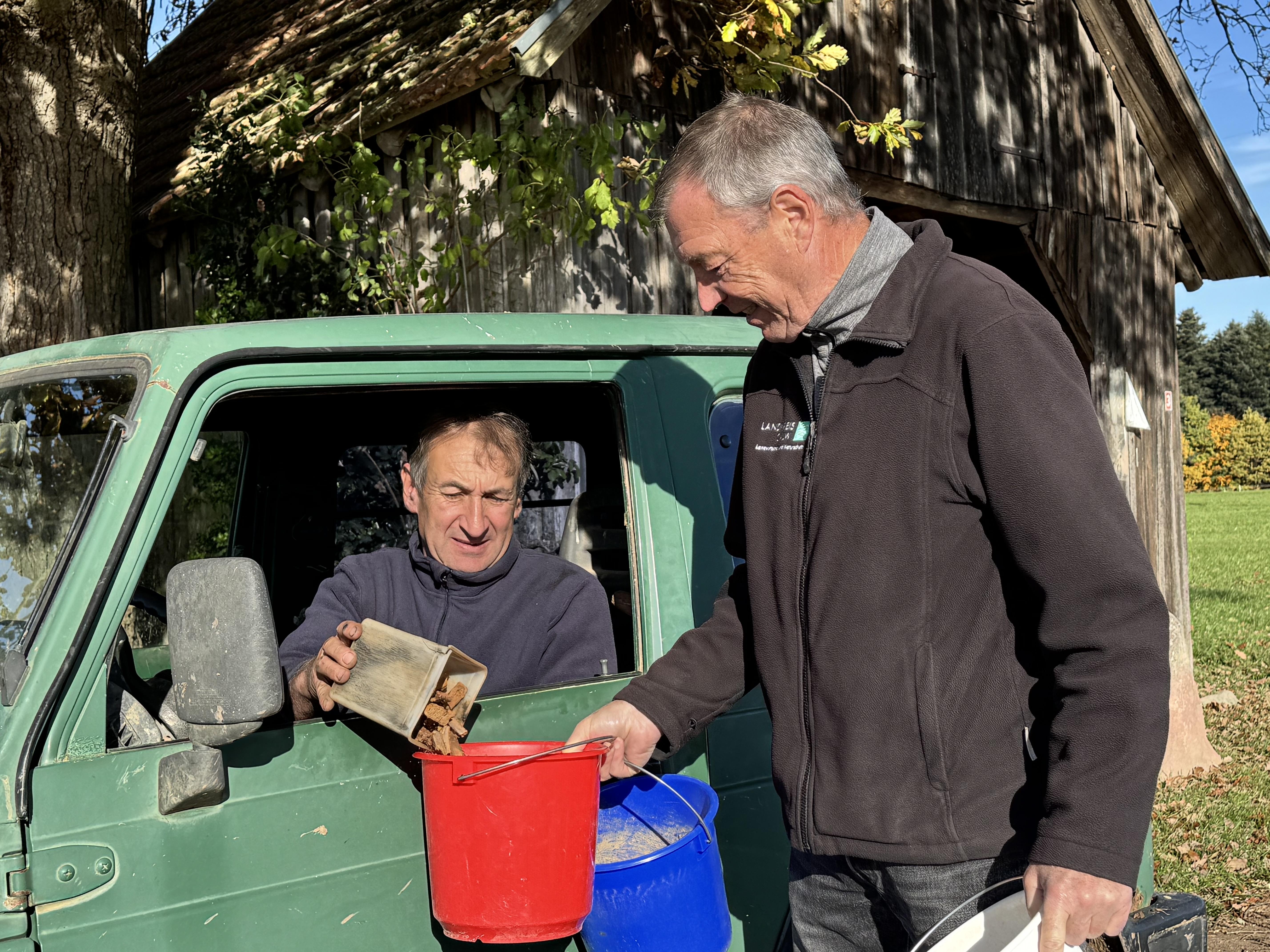IMG 0270 Foto Zoller Übergabe der Bodenproben an Seidt
