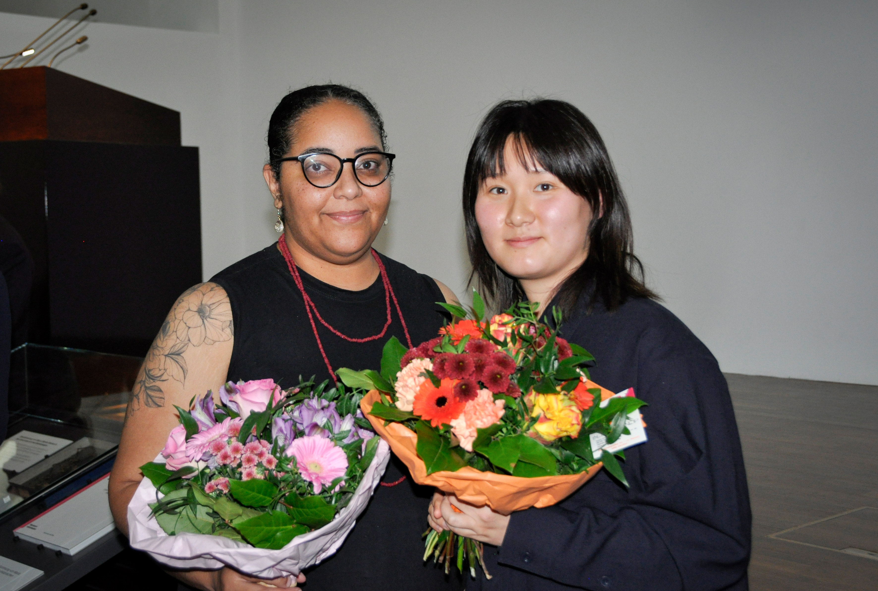 Preisträgerinnen 2025 links Juline Rodrigues da Conceicao rechts Seongbin Ma Foto Museum Wiesbaden Jürgen Rodeland