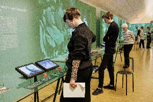 Medienstation Ausstellung Ende der Zeitzeugenschaft Copyright HMF Stefanie Koesling