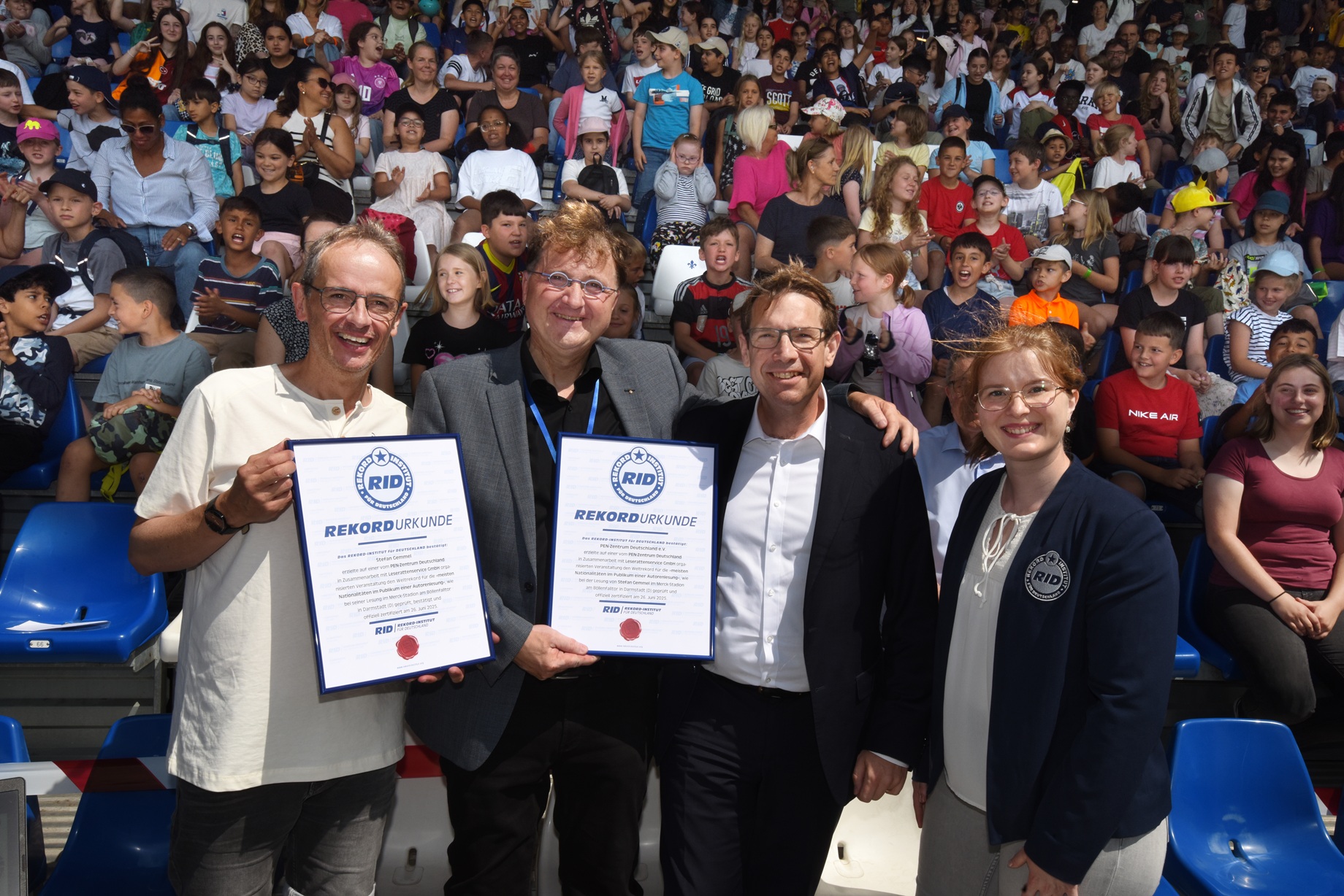 V.l.n.r. PEN Mitglied Stefan Gemmel der PEN Generalsekretär Michael Landgraf der Darmstädter Oberbürgermeister Hanno Benz RID Rekordrichterin Laura Kuckenbecker