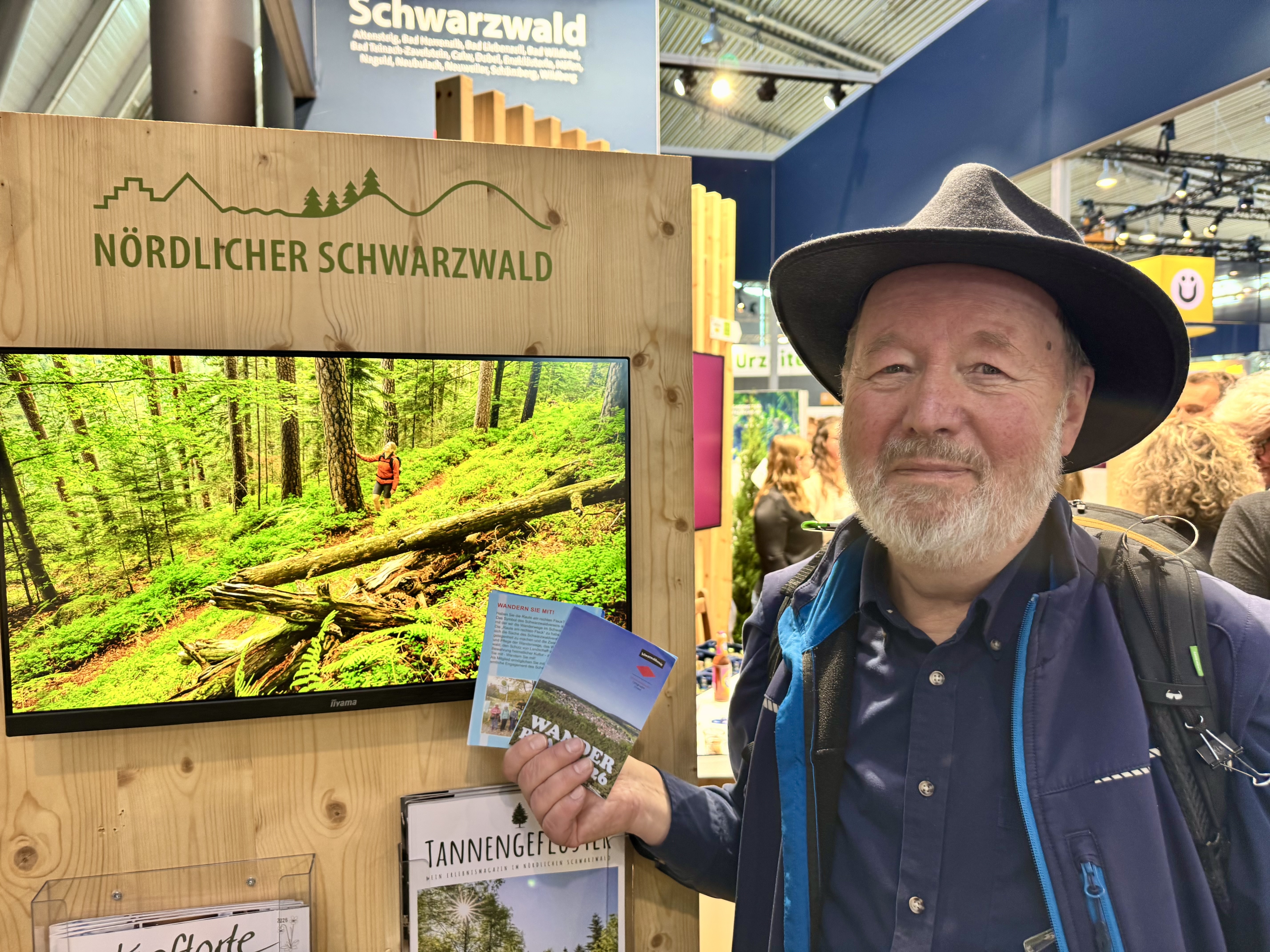 IMG 6477 Foto Zoller Peter Grambart mit dem neuen Wanderplan