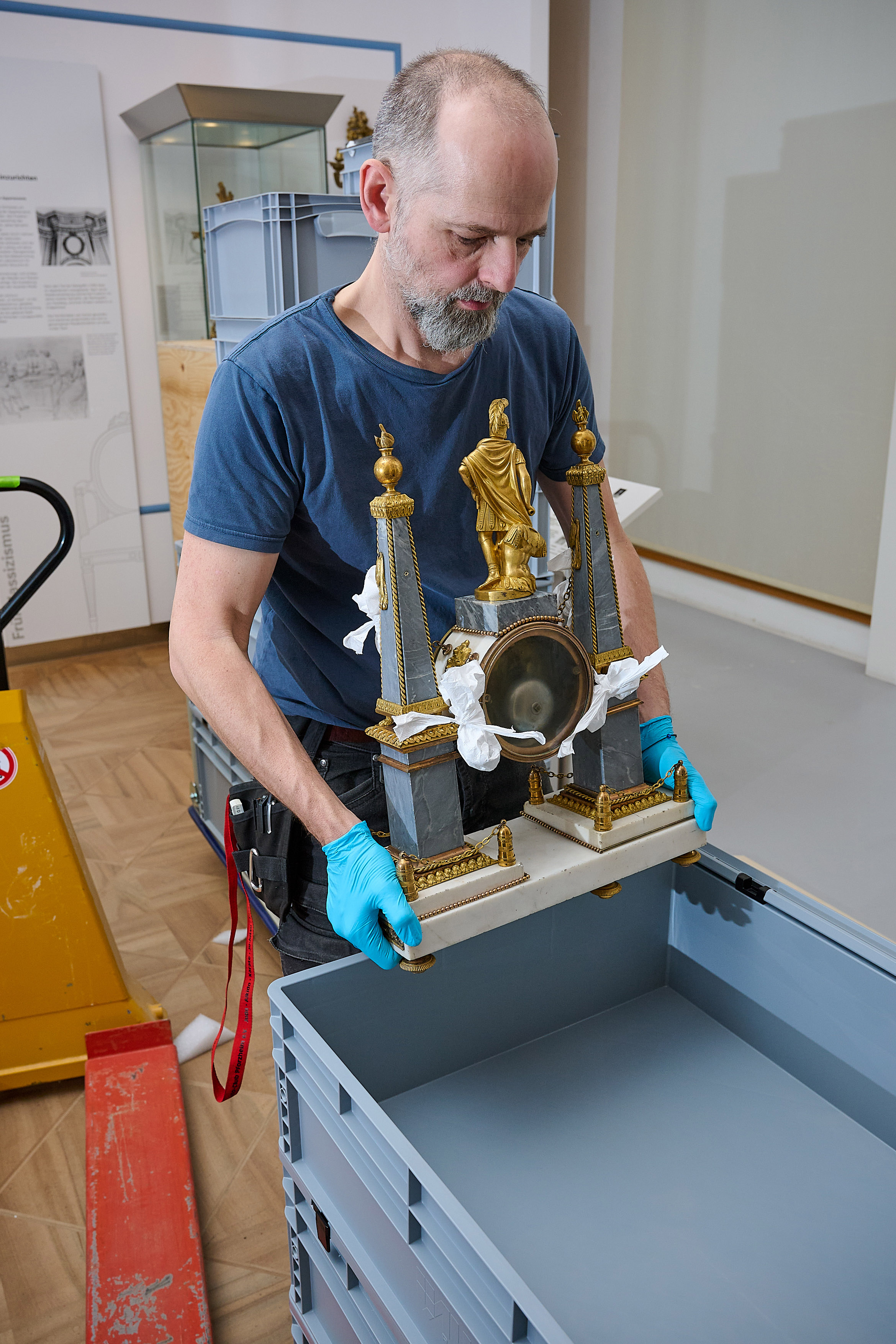 02 Restaurator beim Verpacken Foto Hannes Deters