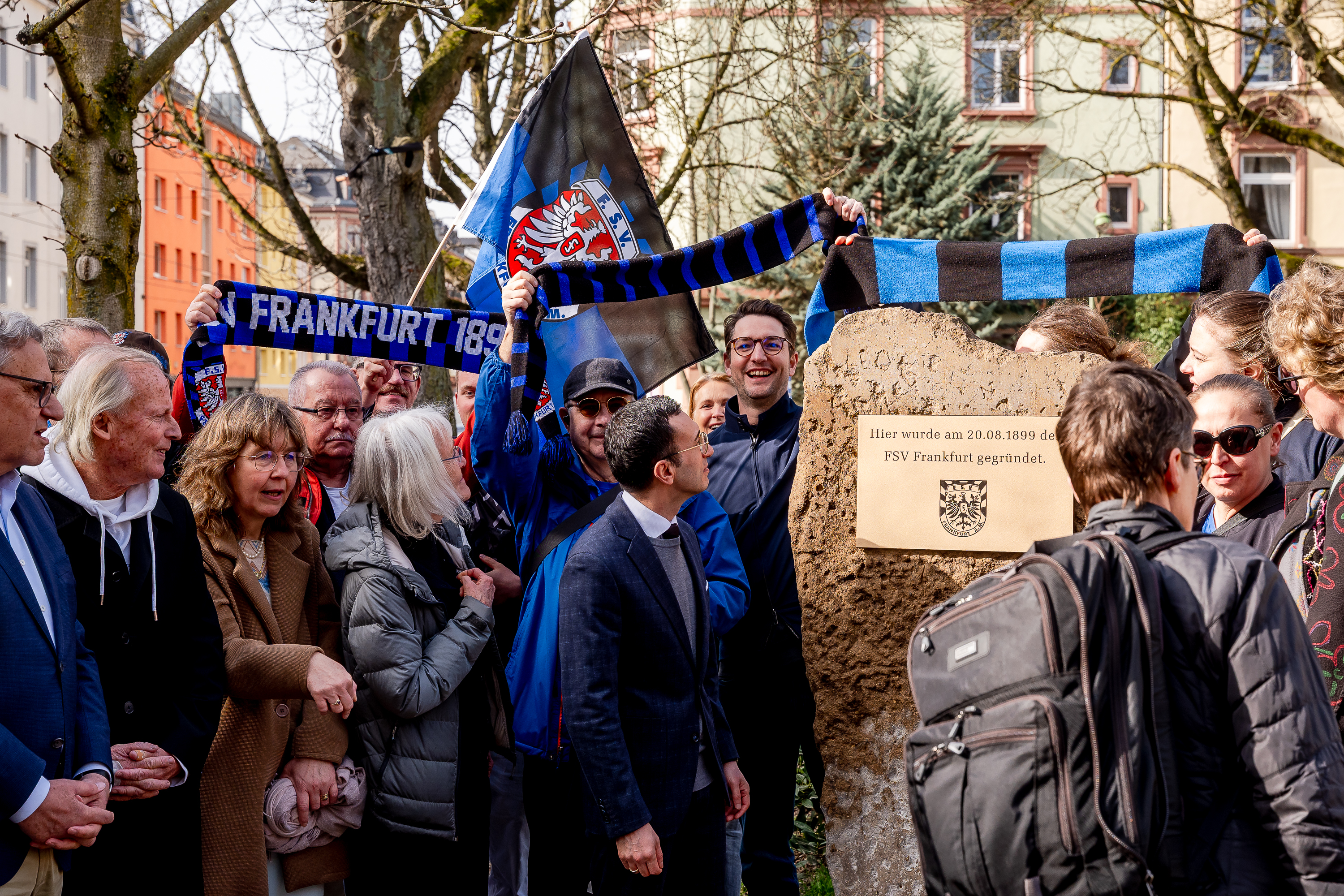 Jetzt hängt eine Gedenkplakette zur Erinnerung an die Gründung des FSV Frankfurt 1899 am Glauburgplatz Copyright Stadt FRankfurt am Main Braunschädel