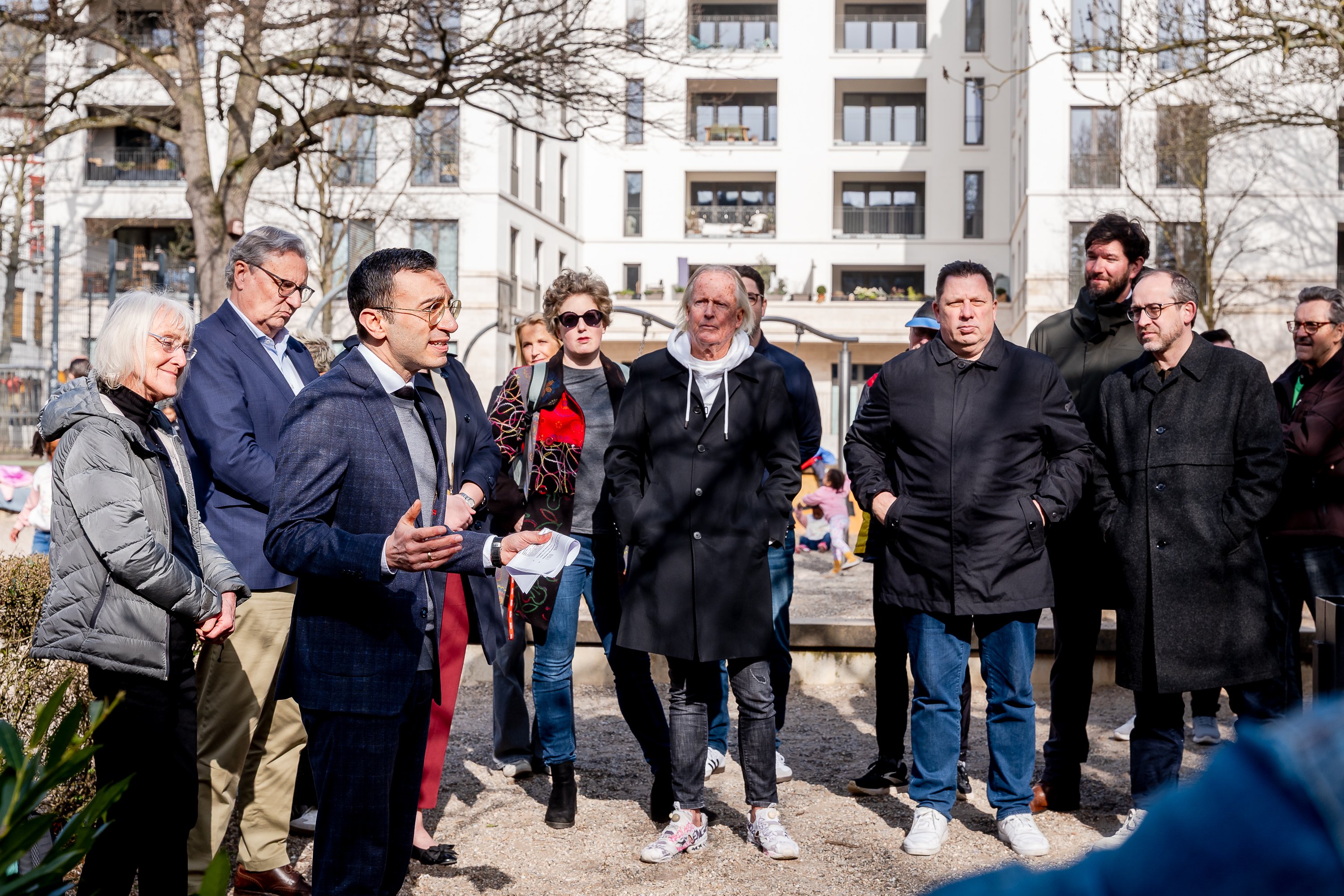 OB Mike Josef spricht bei der Enthüllung der Gedenkplakette am Glauburgplatz Copyright Stadt Frankfurt am Main Braunschädel