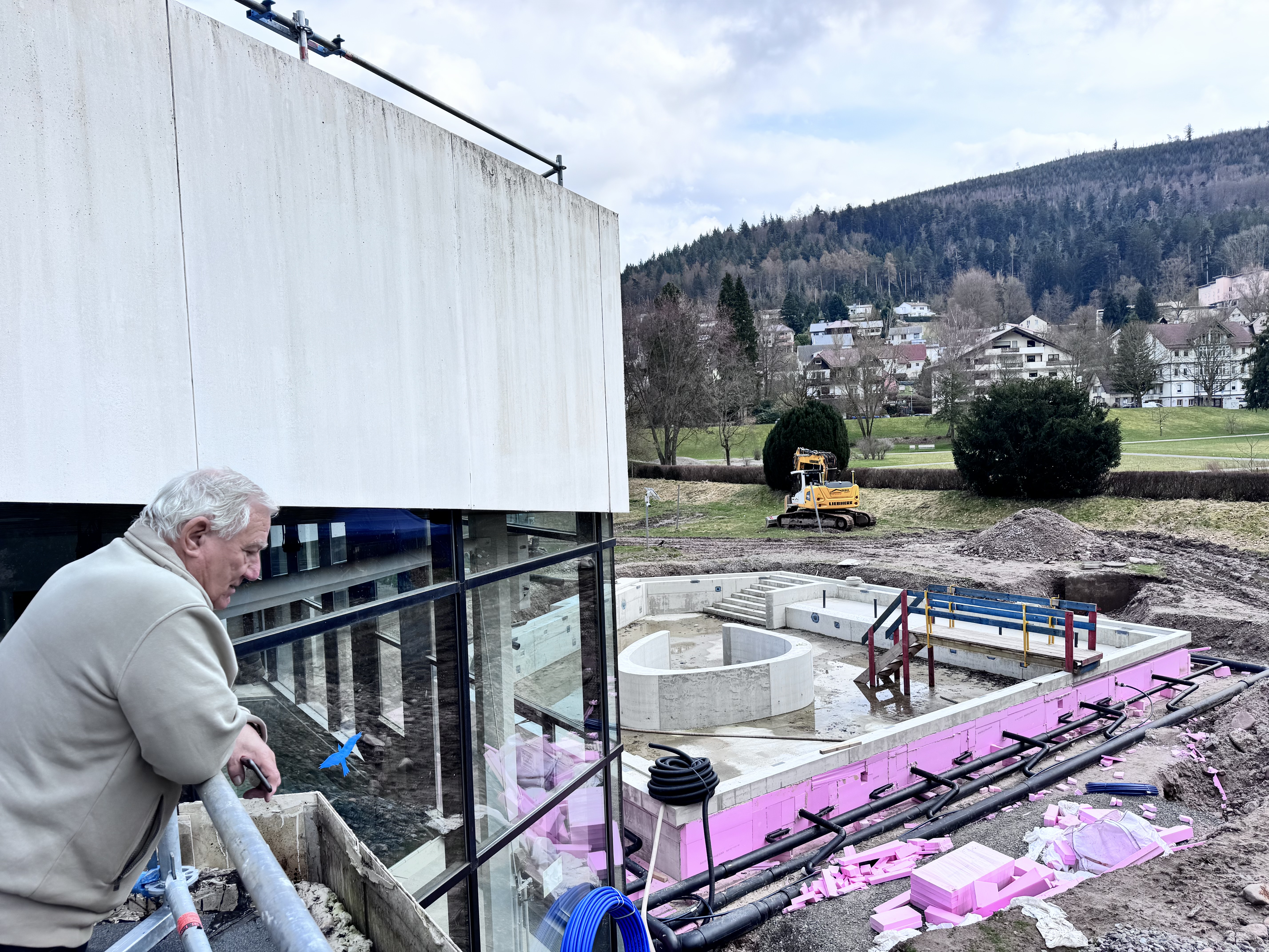 IMG 7835 Foto Zoller Thermenführung. Blick auf das Außenbecken